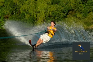 Een man is aan het waterskiën. 