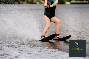Burnside Cablepark: Een vrouw is aan het waterskiën.